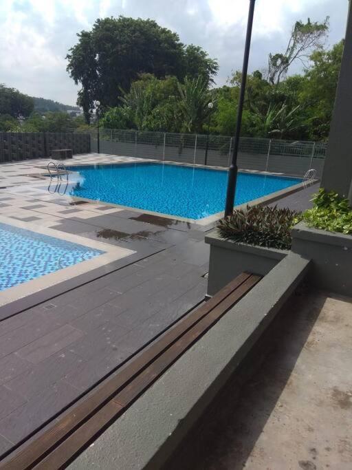 3Rooms 10Pax Mc 5 Star Hotel Sofa&Bed Mrt Mcd Axiata Seri Kembangan Exterior foto
